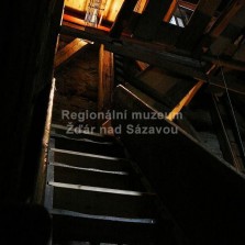 Dřevěné schody na ochoz. Foto: Kamila Dvořáková