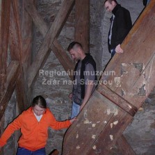 Návštěvníci na schodech. Foto: Kamila Dvořáková