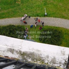 Pod věží čekající návštěvníci. Foto: Kamila Dvořáková