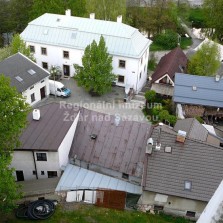 Tvrz (sídlo Regionálního muzea města Žďáru n. S.) a okolí. Foto: Kamila Dvořáková