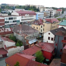 Stará zástavba a obchodní domy socialistické éry. Foto: Kamila Dvořáková