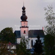 Poslední návštěvníci v odlesku zapadajícího slunce. Foto: Kamila Dvořáková