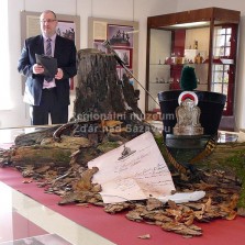 Autor výstavy PhDr. Pavel Elbl zdraví návštěvníky. Foto: Kamila Dvořáková