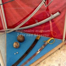 Francouzská a rakouská šavle z bojiště u Slavkova. Foto: Kamila Dvořáková