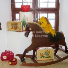 Houpací kůň a kufříky. Foto: Kamila Dvořáková