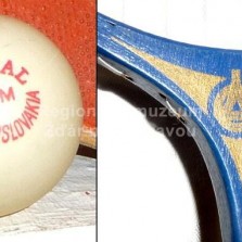 Pingpongový míček československé výroby a detail badmintonové rakety z NDR (DDR). Foto: Kamila Dvořáková
