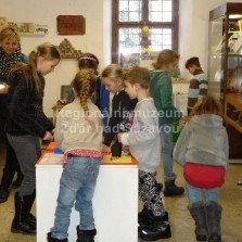 Mladí výtvarníci ze ZUŠ ve Žďáře nad Sázavou hledají na výstavě inspiraci. Foto: Jarmila Krejčová