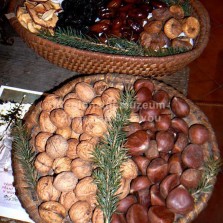 Ořechy, datle, fíky, jedlé kaštany a další pochoutky. Foto: Kamila Dvořáková