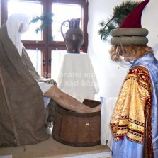 O Vánocích se velmoži ujímali role sluhů - umývání nohou těm nejchudším. Foto: Kamila Dvořáková