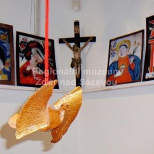 Holubice (symbol Ducha svatého) a lidové podmalby na skle. Foto: Kamila Dvořáková