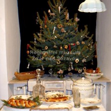 Vánoční stromeček s ozdobami a dobrotami. Foto: Kamila Dvořáková