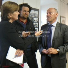 Zástupci tisku zpovídají autora výstavy Stanislava Růžičku. Foto: Kamila Dvořáková