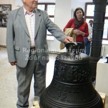 Pamětník u výročního zvonu. Foto: Kamila Dvořáková