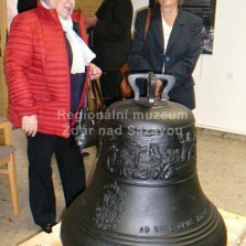 Dámy u výročního zvonu. Foto: Kamila Dvořáková