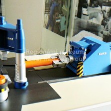 Model integrovaného kovacího souboru s lisem a manipulátorem. Foto: Kamila Dvořáková