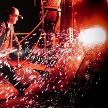 Práce u pece. Foto: Kamila Dvořáková