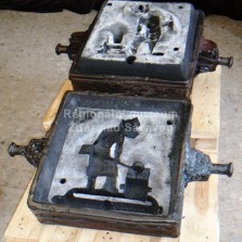 Postup formování odlitku sochy slévače - dolní a horní polovina zaformovaného rámu. Foto: Kamila Dvořáková