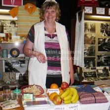Veselá paní prodavačka v socialistickém obchodě. Foto: Kamila Dvořáková