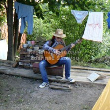 V táboře nesmí chybět kytara. Foto: Kamila Dvořáková