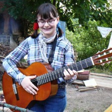 Hvězda táborových večerů - hráčka na kytaru. Foto: Kamila Dvořáková