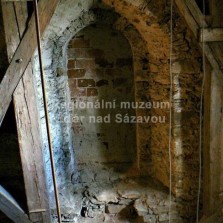 Zazděné okno v původní zvonici. Foto: Kamila Dvořáková