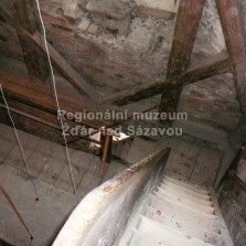 Dřevěné schodiště vedoucí na ochoz. Foto: Kamila Dvořáková