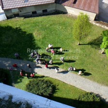 Návštěvníci čekající pod věží. Foto: Kamila Dvořáková