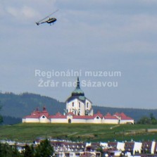 Poutní kostel sv. Jana Nepomuckého na Zelené hoře a vrtulník. Foto: Kamila Dvořáková