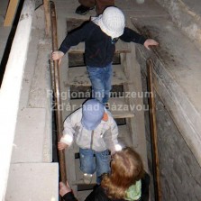 Cestu dolů s přehledem zvládají i malí návštěvníci. Foto: Kamila Dvořáková