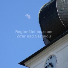 Detail věže a vycházející měsíc. Foto: Kamila Dvořáková