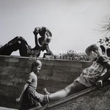 Děti u sochy Vysočiny. Foto: A. Kanta