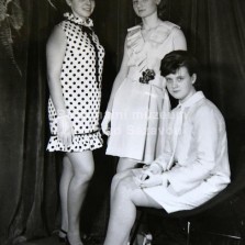 Dívky v tanečních (konec 60. let 20. stol.). Foto: sb. Dvořákových