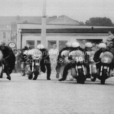 Závody u kina (1970). Foto: M. Neugebauer