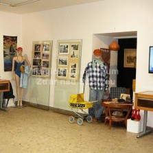 Druhá místnost výstavy doplněná dobovými předměty. Foto: Kamila Dvořáková