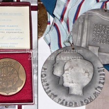 Medaile za vzornou reprezentaci města ve sportu a z pionýrského tábora v Zubří. Foto: Kamila Dvořáková