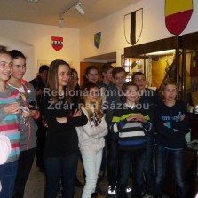 Bavící se spolužáci. Foto: Jarmila Krajčová