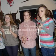 Gymnaziské si výstavu užívají. Foto: Jarmila Krajčová