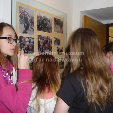 Studenti si prohlíží fotografie z historie Flambergu. Foto: Jarmila Krajčová