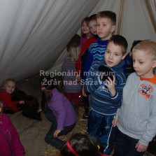 Děti ve vojenském stanu. Foto: Archiv MŠ Kamarád Nové Veselí