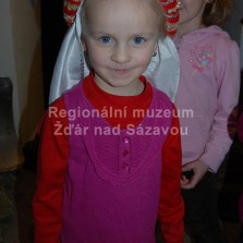 Mladá dáma s vínkem. Foto: Archiv MŠ Kamarád Nové Veselí