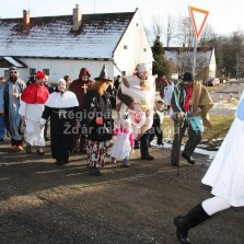 Maškary prochází Kadovem. Foto: Antonín Zeman