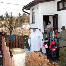 Na maškary v mnoha domech čekalo pohoštění. Foto: Antonín Zeman
