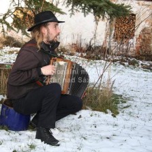 Průvod doprovází písně harmonikáře. Foto: Antonín Zeman