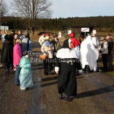 Tradiční i méně tradiční maškary prochází Kadovem. Foto: Antonín Zeman