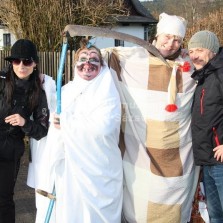 Masky se fotí s pobavenými kolemjdoucími. Foto: Antonín Zeman
