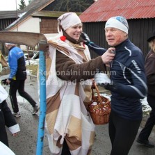 Rozverným maškarám neunikl nikdo. Foto: Antonín Zeman