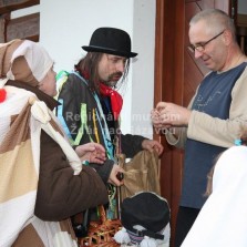 Ti, kteří maškary pohostí, dostávají drobnost na památku. Foto: Antonín Zeman