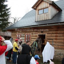 Před roubenkou. Foto: Antonín Zeman