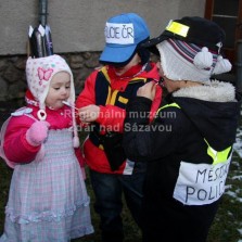 Děti degustují lízátka. Foto: Antonín Zeman