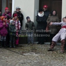 Raněný padá do davu. Foto: Kamila Dvořáková